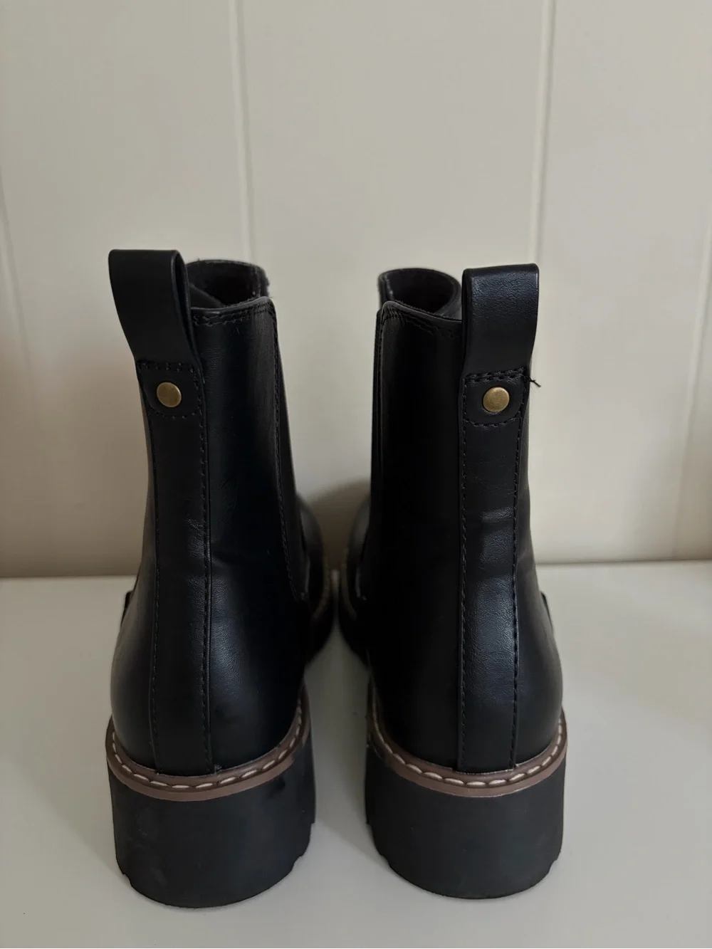 Universal Threads Classic Black Chelsea Lug-Soled Ankle Boots - Women's 8
